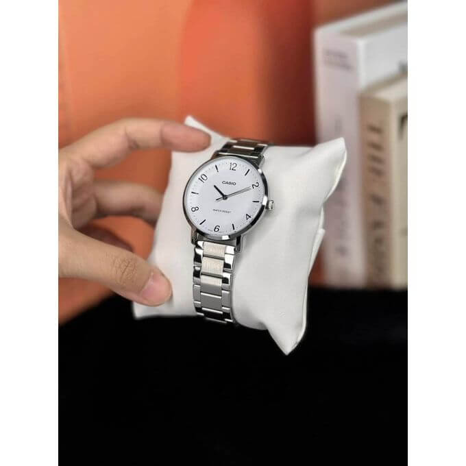 Casio – Montre classique et simple au fond blanc avec index chiffres faciles – Étanche – Tout en acier – MTP-VT03D-7B