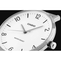 Casio – Montre classique et simple au fond blanc avec index chiffres faciles – Étanche – Tout en acier – MTP-VT03D-7B