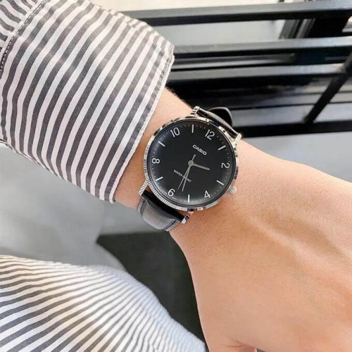 Casio – Montre classique noire avec bracelet en cuir noir pour hommes – Étanche – MTP-VT03L-1B Casio – Montre classique noire avec bracelet en cuir noir pour hommes – Étanche – MTP-VT03L-1B