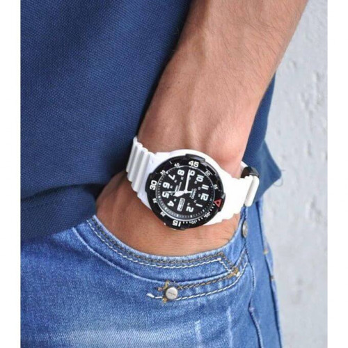 Casio – Montre sport blanche avec bracelet en résine blanche – Étanche 100 m – MRW-200HC-7BV Casio – Montre sport blanche avec bracelet en résine blanche – Étanche 100 m – MRW-200HC-7BV