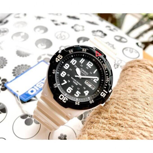 Casio – Montre sport blanche avec bracelet en résine blanche – Étanche 100 m – MRW-200HC-7BV Casio – Montre sport blanche avec bracelet en résine blanche – Étanche 100 m – MRW-200HC-7BV