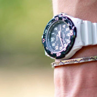 Casio – Montre sport blanche avec bracelet en résine blanche – Étanche 100 m – MRW-200HC-7BV