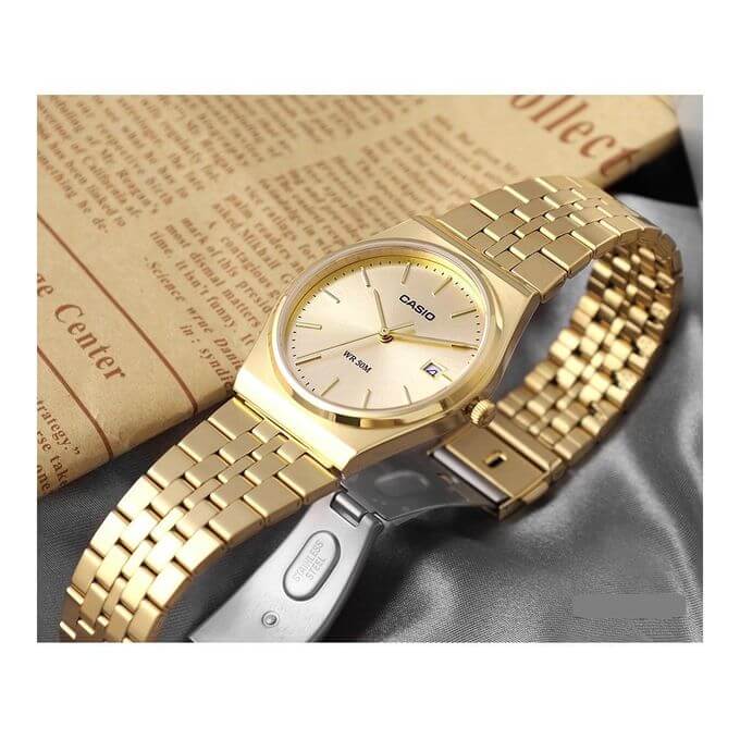 Casio – Montre classique au style rétro doré avec dateur et étanche pour hommes – Tout en acier inoxydable – MTP-B145G-9AV