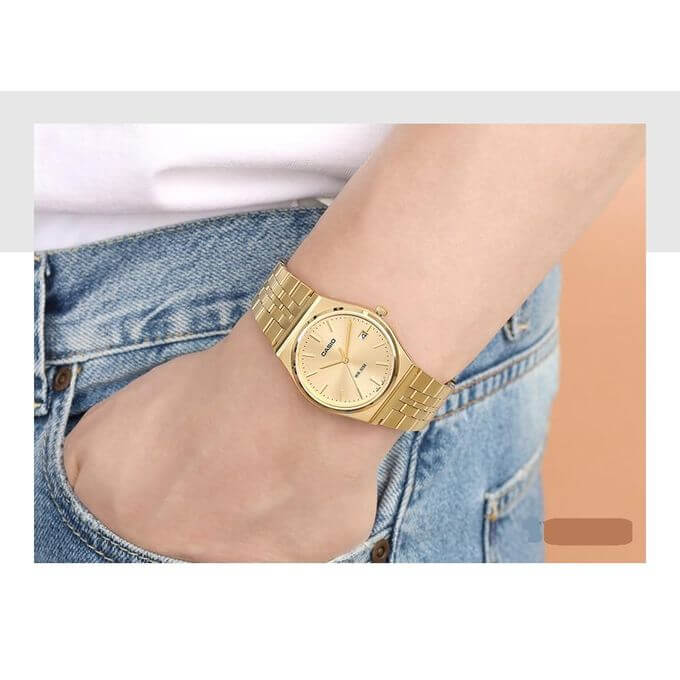 Casio – Montre classique au style rétro doré avec dateur et étanche pour hommes – Tout en acier inoxydable – MTP-B145G-9AV