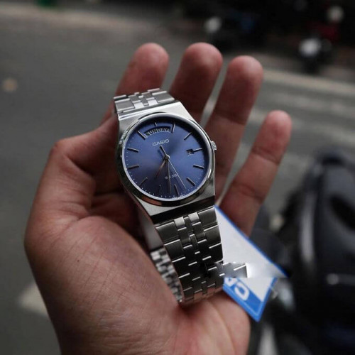 Casio – Style classique en fond bleu et bracelet en acier inoxydable argenté avec dateur pour hommes – MTP-B146D-2AV Casio – Style classique en fond bleu et bracelet en acier inoxydable argenté avec dateur pour hommes – MTP-B146D-2AV