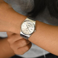 Casio – Style des années 80 – Classique pour hommes – Dateur jours/mois – Tout en acier inoxydable – MTP-B146D-7AV