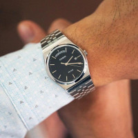 Casio – Montre classique pour hommes en acier inoxydable et avec dateur jours/mois – Étanche 50 m – MTP-B146D-1AV