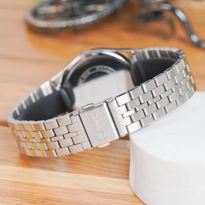 Casio – Montre classique pour hommes en acier inoxydable et avec dateur jours/mois – Étanche 50 m – MTP-B146D-1AV