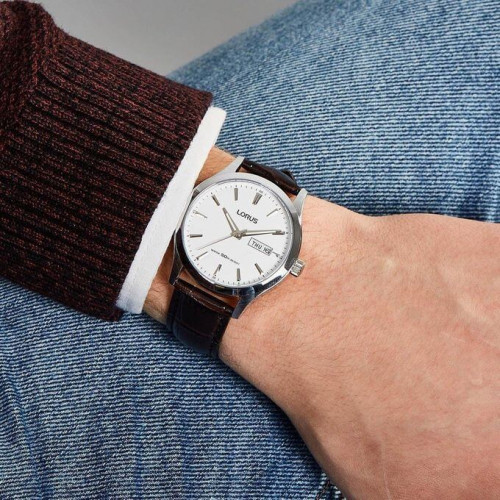 Lorus – Montre classique en bracelet cuir marron et avec dateur pour hommes – Étanche 50 m – RXN29DX9 Lorus – Montre classique en bracelet cuir marron et avec dateur pour hommes – Étanche 50 m – RXN29DX9