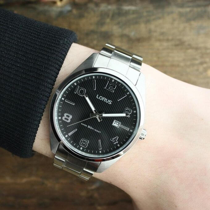 Lorus – Montre classique au fond noir et avec dateur pour hommes – Étanche – RH959GX9