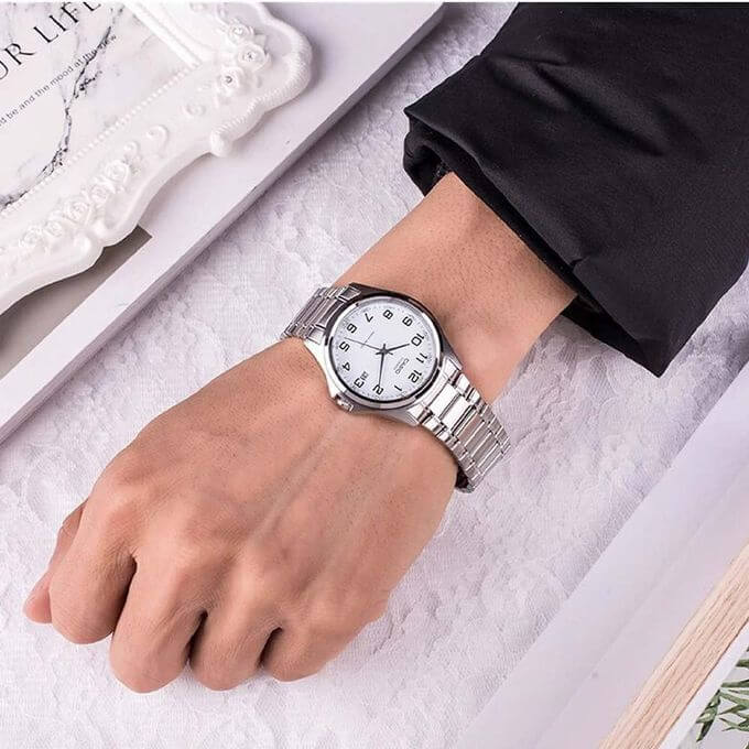 Casio – Montre pour hommes – Argentée cadran blanc avec dateur – Étanche – MTP-1183A-7B