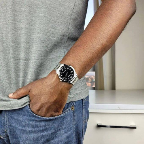 Casio – Montre classique au fond noir et index chiffres arabes blancs pour hommes – Bracelet en acier inoxydable argenté – MTP-V001D-1B Casio – Montre classique au fond noir et index chiffres arabes blancs pour hommes – Bracelet en acier inoxydable argenté – MTP-V001D-1B