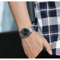 Casio – Montre classique au fond noir et index chiffres arabes blancs pour hommes – Bracelet en acier inoxydable argenté – MTP-V001D-1B