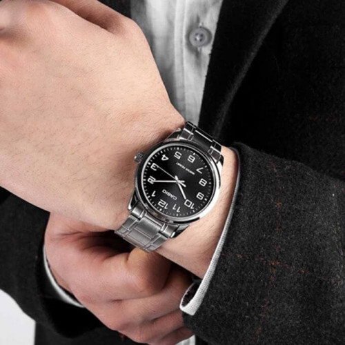 Casio – Montre classique au fond noir et index chiffres arabes blancs pour hommes – Bracelet en acier inoxydable argenté – MTP-V001D-1B Casio – Montre classique au fond noir et index chiffres arabes blancs pour hommes – Bracelet en acier inoxydable argenté – MTP-V001D-1B