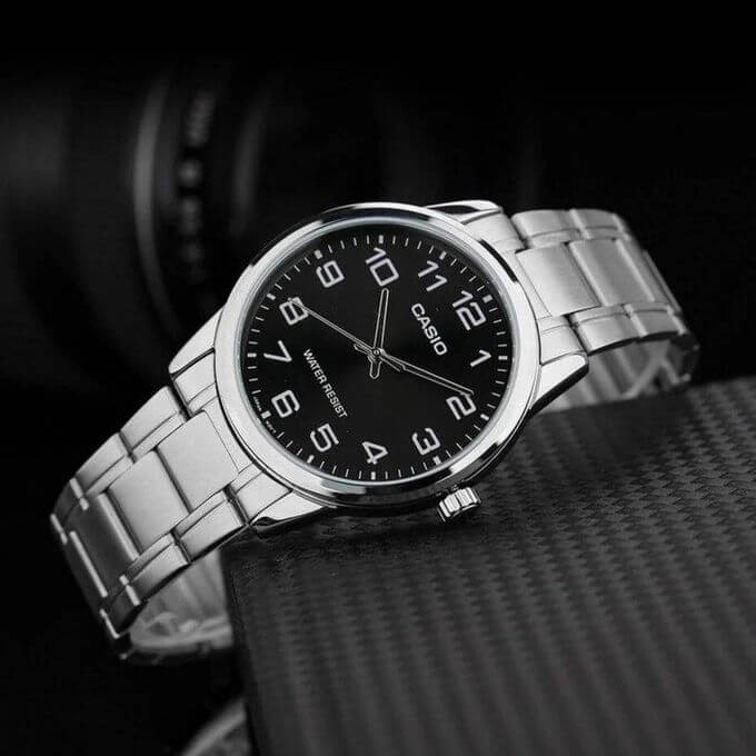 Casio – Montre classique au fond noir et index chiffres arabes blancs pour hommes – Bracelet en acier inoxydable argenté – MTP-V001D-1B