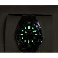 Casio – Montre classique au fond noir et index chiffres arabes blancs pour hommes – Bracelet en acier inoxydable argenté – MTP-V001D-1B