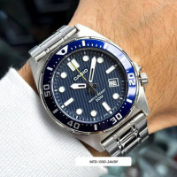 Casio – Montre classique au fond noir et index chiffres arabes blancs pour hommes – Bracelet en acier inoxydable argenté – MTP-V001D-1B