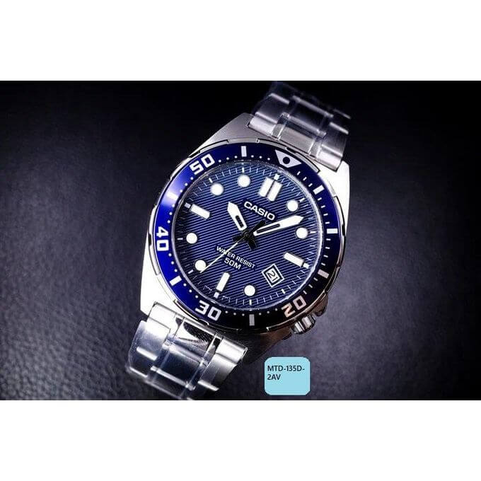 Casio – Montre classique au fond noir et index chiffres arabes blancs pour hommes – Bracelet en acier inoxydable argenté – MTP-V001D-1B