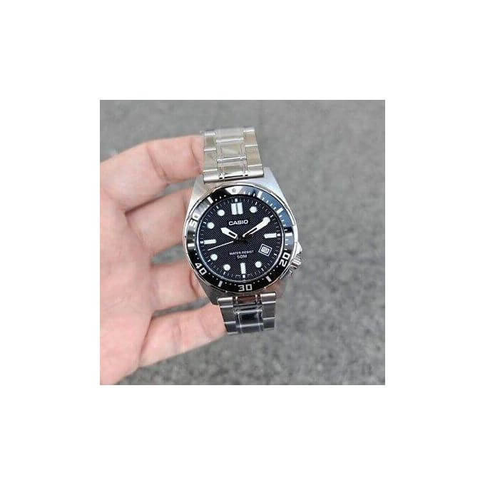 Casio – Montre analogique pour hommes – Fond noir – Étanche 50 m – Tout en acier inoxydable – MTD-135D-1AV