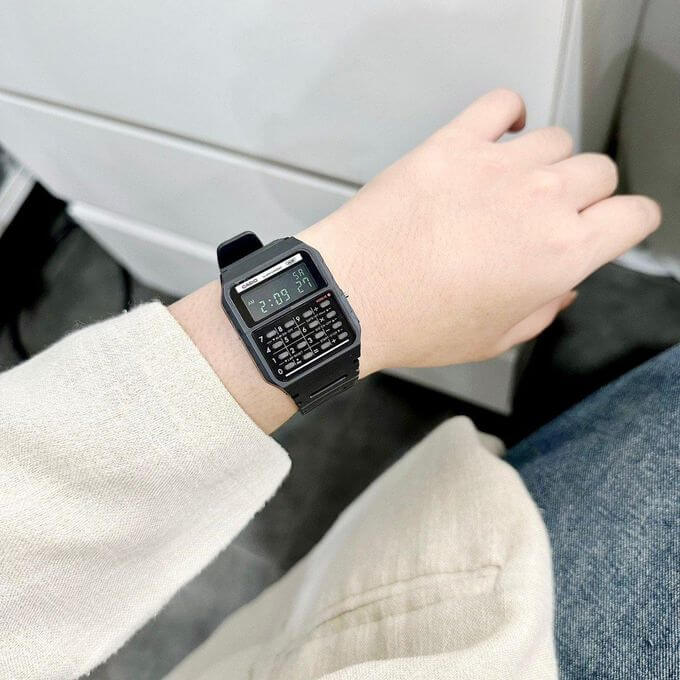 Casio – Bracelet en résine Bio de couleur Noir – Style rétro Vintage avec mini-calculatrice révolutionnaire – CA-53WB-1B