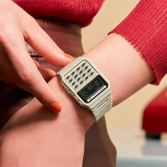Casio – En blanc et style rétro Vintage avec mini-calculatrice révolutionnaire – Bracelet en résine Bio – CA-53WB-8B