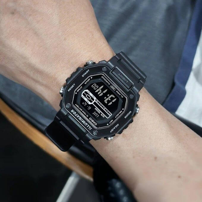 Casio – Montre sport noir avec lunette métallique et étanche 100 m – Bracelet en résine noir – MWD-110HB-1BV