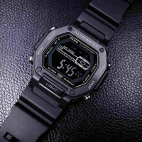 Casio – Montre sport noir avec lunette métallique et étanche 100 m – Bracelet en résine noir – MWD-110HB-1BV