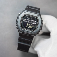 Casio – Montre sport noir avec lunette métallique et étanche 100 m – Bracelet en résine noir – MWD-110HB-1BV