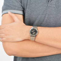 Casio – Montre pour hommes au fond texturé en noir et dateur jours/mois – Étanche 50 m – MTP-1335D-1AVDF
