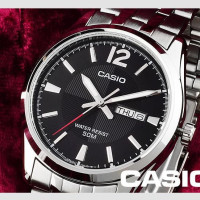 Casio – Montre pour hommes au fond texturé en noir et dateur jours/mois – Étanche 50 m – MTP-1335D-1AVDF
