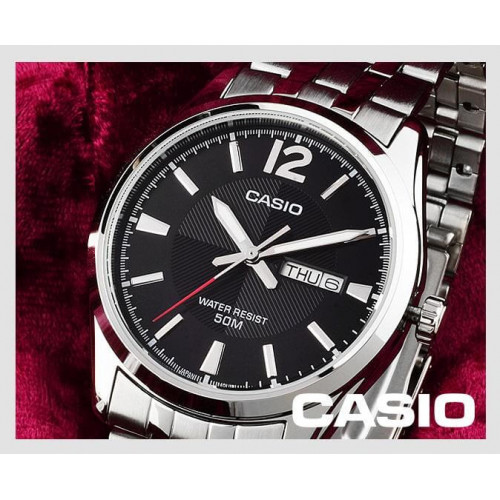Casio – Montre pour hommes au fond texturé en noir et dateur jours/mois – Étanche 50 m – MTP-1335D-1AVDF Casio – Montre pour hommes au fond texturé en noir et dateur jours/mois – Étanche 50 m – MTP-1335D-1AVDF