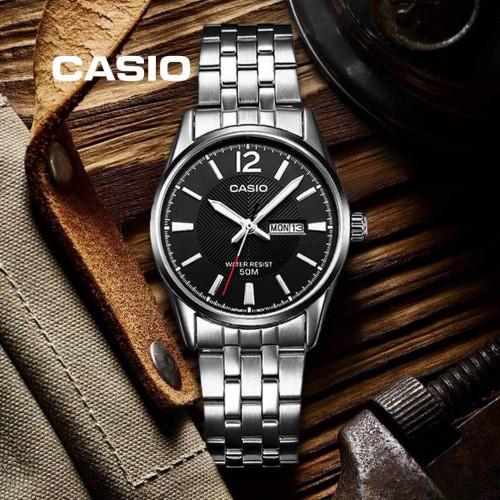Casio – Montre pour hommes au fond texturé en noir et dateur jours/mois – Étanche 50 m – MTP-1335D-1AVDF Casio – Montre pour hommes au fond texturé en noir et dateur jours/mois – Étanche 50 m – MTP-1335D-1AVDF