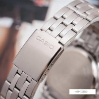 Casio – Modèle classique pour hommes au fond texturé argenté avec dateur sur 3h et étanchéité 50 m – MTP-1335D-7AVDF