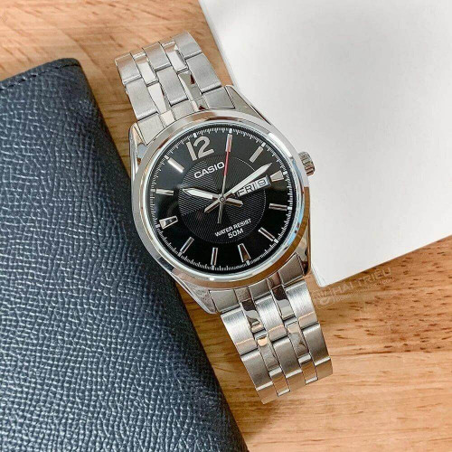 Casio – Montre pour hommes au fond texturé en noir et dateur jours/mois – Étanche 50 m – MTP-1335D-1AVDF Casio – Montre pour hommes au fond texturé en noir et dateur jours/mois – Étanche 50 m – MTP-1335D-1AVDF