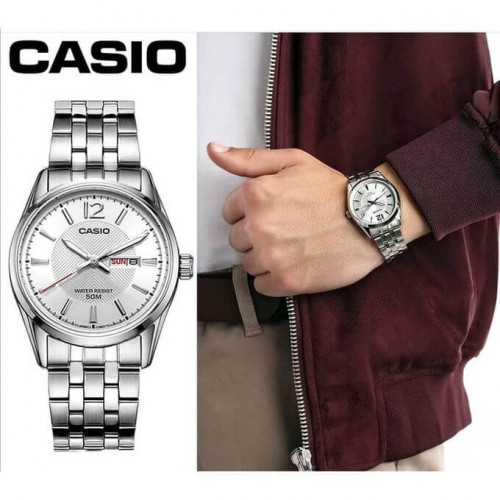 Casio – Modèle classique pour hommes au fond texturé argenté avec dateur sur 3h et étanchéité 50 m – MTP-1335D-7AVDF Casio – Modèle classique pour hommes au fond texturé argenté avec dateur sur 3h et étanchéité 50 m – MTP-1335D-7AVDF