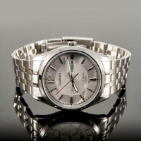 Casio – Modèle classique pour hommes au fond texturé argenté avec dateur sur 3h et étanchéité 50 m – MTP-1335D-7AVDF