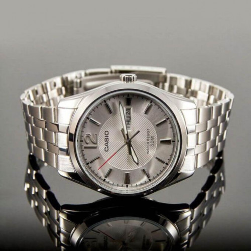 Casio – Modèle classique pour hommes au fond texturé argenté avec dateur sur 3h et étanchéité 50 m – MTP-1335D-7AVDF Casio – Modèle classique pour hommes au fond texturé argenté avec dateur sur 3h et étanchéité 50 m – MTP-1335D-7AVDF