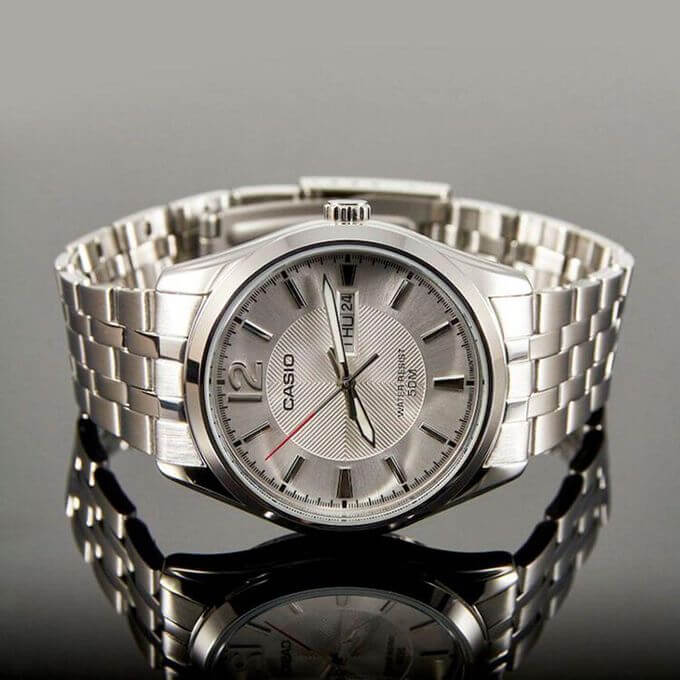 Casio – Modèle classique pour hommes au fond texturé argenté avec dateur sur 3h et étanchéité 50 m – MTP-1335D-7AVDF