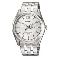 Casio – Modèle classique pour hommes au fond texturé argenté avec dateur sur 3h et étanchéité 50 m – MTP-1335D-7AVDF
