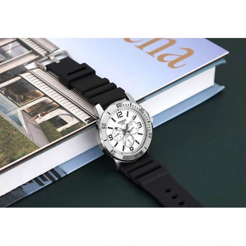 Casio – Montre en bracelet résine noir – Argentée cadran blanc – Étanche – MTP-VD300-7B Casio – Montre en bracelet résine noir – Argentée cadran blanc – Étanche – MTP-VD300-7B