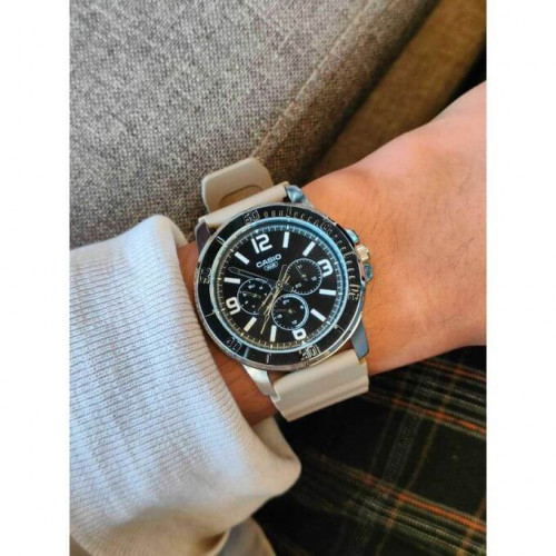 Casio – Montre en bracelet résine beige – Étanche – Argentée cadran noir – MTP-VD300-5B Casio – Montre en bracelet résine beige – Étanche – Argentée cadran noir – MTP-VD300-5B