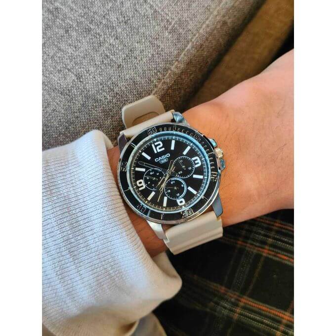 Casio – Montre en bracelet résine beige – Étanche – Argentée cadran noir – MTP-VD300-5B