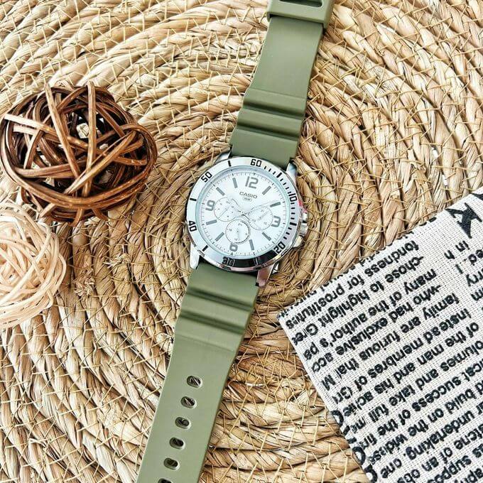 Casio – Montre en bracelet résine vert – Étanche – Argentée cadran blanc – MTP-VD300-3B