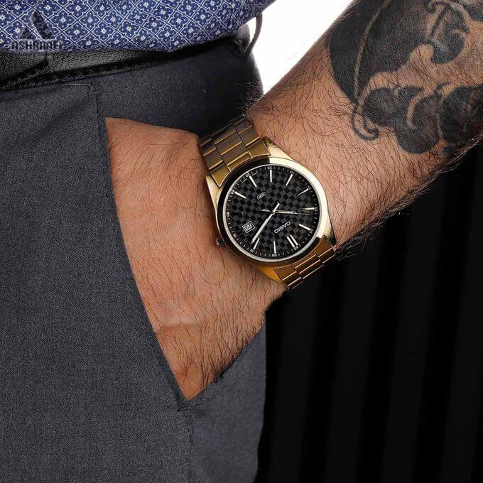 Casio – Montre dorée, cadran noir et index dorés pour hommes – Afficheur de date – Tout en acier inoxydable – MTP-VD03G-1A