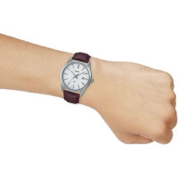 Casio – Montre classique en bracelet cuir marron pour hommes – Fond blanc avec dateur – MTP-VD03L-5A