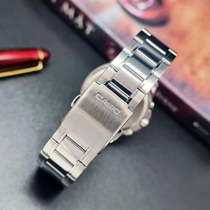 Casio – Fond noir avec 3 cadrans blancs – Étanche 50 m & tout en acier inoxydable – MTP-1374D-1A3V