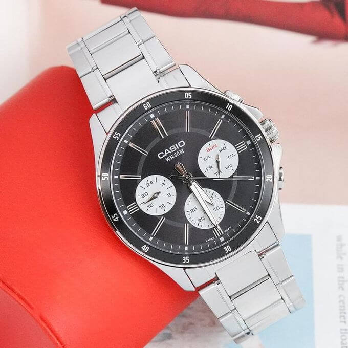 Casio – Fond noir avec 3 cadrans blancs – Étanche 50 m & tout en acier inoxydable – MTP-1374D-1A3V