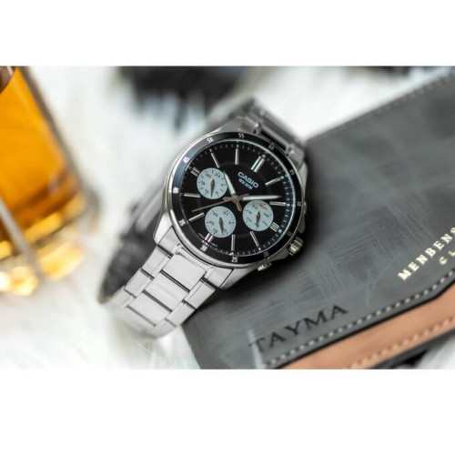 Casio – Fond noir avec 3 cadrans blancs – Étanche 50 m & tout en acier inoxydable – MTP-1374D-1A3V Casio – Fond noir avec 3 cadrans blancs – Étanche 50 m & tout en acier inoxydable – MTP-1374D-1A3V