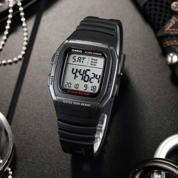 Casio – Montre digitale pour hommes – Bracelet en résine noir – Autonomie pile 10 ans – W-96H-1BV