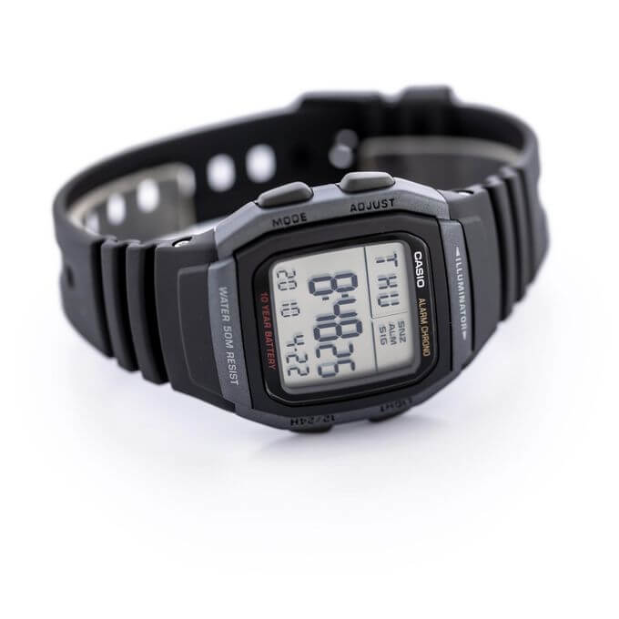 Casio – Montre digitale pour hommes – Bracelet en résine noir – Autonomie pile 10 ans – W-96H-1BV